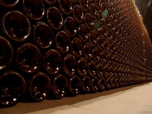 una parete di bottiglie di vino